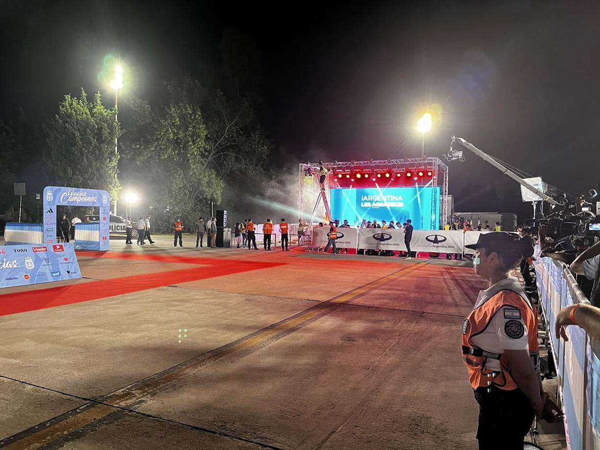 El plantel argentino fue recibido con una alfombra roja en la pista.