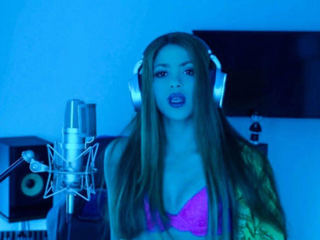 Al conocerse la letra completa de la canción, resaltan algunos versos en los que la artista lanza indirectas no solo a su expareja, del que aprovecha su apellido para convertirlo en un recurrente juego de palabras, sino que también logra sumar en su letra a la actual novia del deportista.