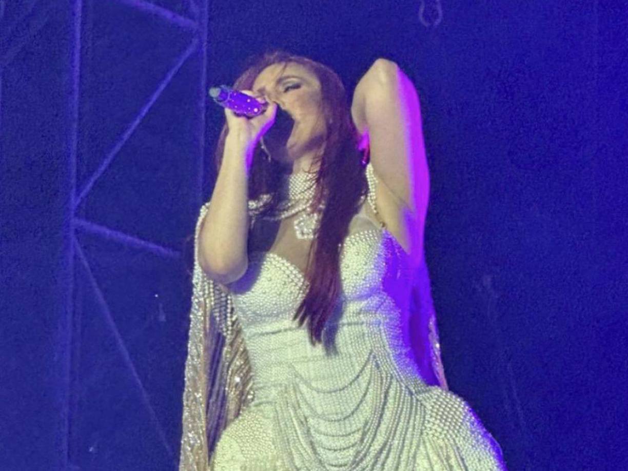 Dulce María lució con su característico cabello rojo de su personaje en Rebelde.