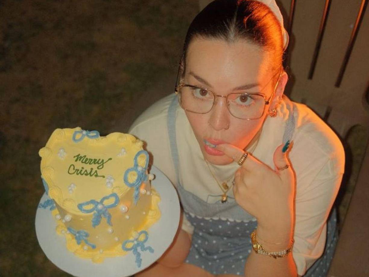 A través de un mensaje cargado de ironía y reflexión, Jesaaelys rompió el silencio en una de sus publicaciones más comentadas; en una de las fotografías que acompañaba su mensaje, la joven posaba junto a un pastel que llevaba escrito “Merry Crisis” (“Feliz Crisis”), haciendo un juego de palabras entre las celebraciones navideñas y la complicada situación por la que atraviesa su familia.