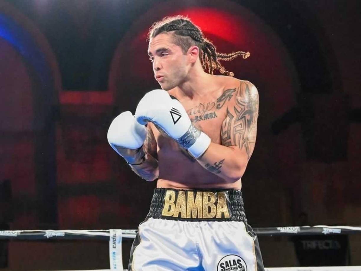 Paul Bamba comenzó su carrera profesional relativamente tarde, pero rápidamente construyó un récord impresionante de 19 victorias, 18 de ellas por nocaut, y solo tres derrotas.