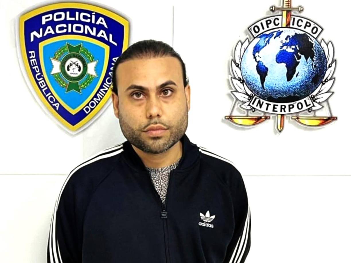 Gilbert Reyes, arrestado en marzo de 2024, es el principal sospechoso del triple asesinato en enero de María Antonia Cruz, Nikendra McCoy y Dione Solórzano en la isla hondureña de Roatán. Una de ellas era su expareja. República Dominicana pide garantías de seguridad para Reyes para que sea extraditado a Honduras. 