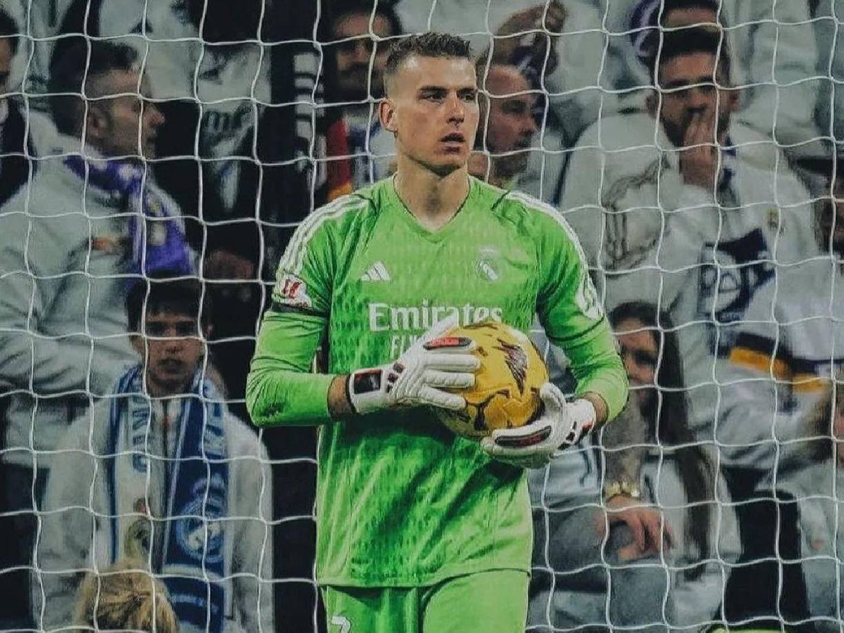 Arsenal va por Lunin. Los ‘gunners’ tienen al ucraniano como una alternativa para ser suplente de Ramsdale. Aún así, el Lunin será uno de los primeros en empezar la pretemporada con el Real Madrid, informan en España.