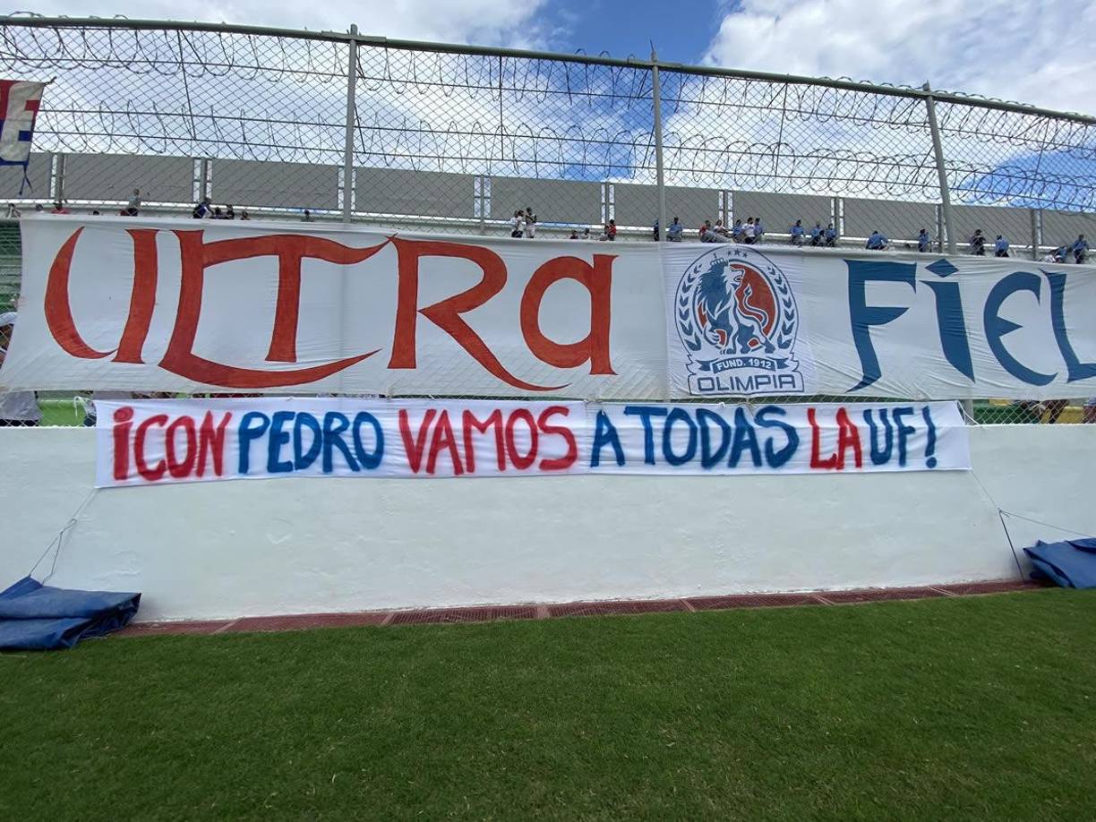 “¡Con Pedro vamos a todas la UF!”, la Ultra Fiel mostrando su apoyo a Troglio.