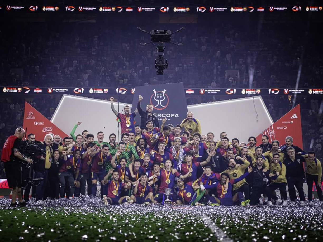 Todos los jugadores y cuerpo técnico del Barcelona celebraron con el trofeo de la Supercopa de España.