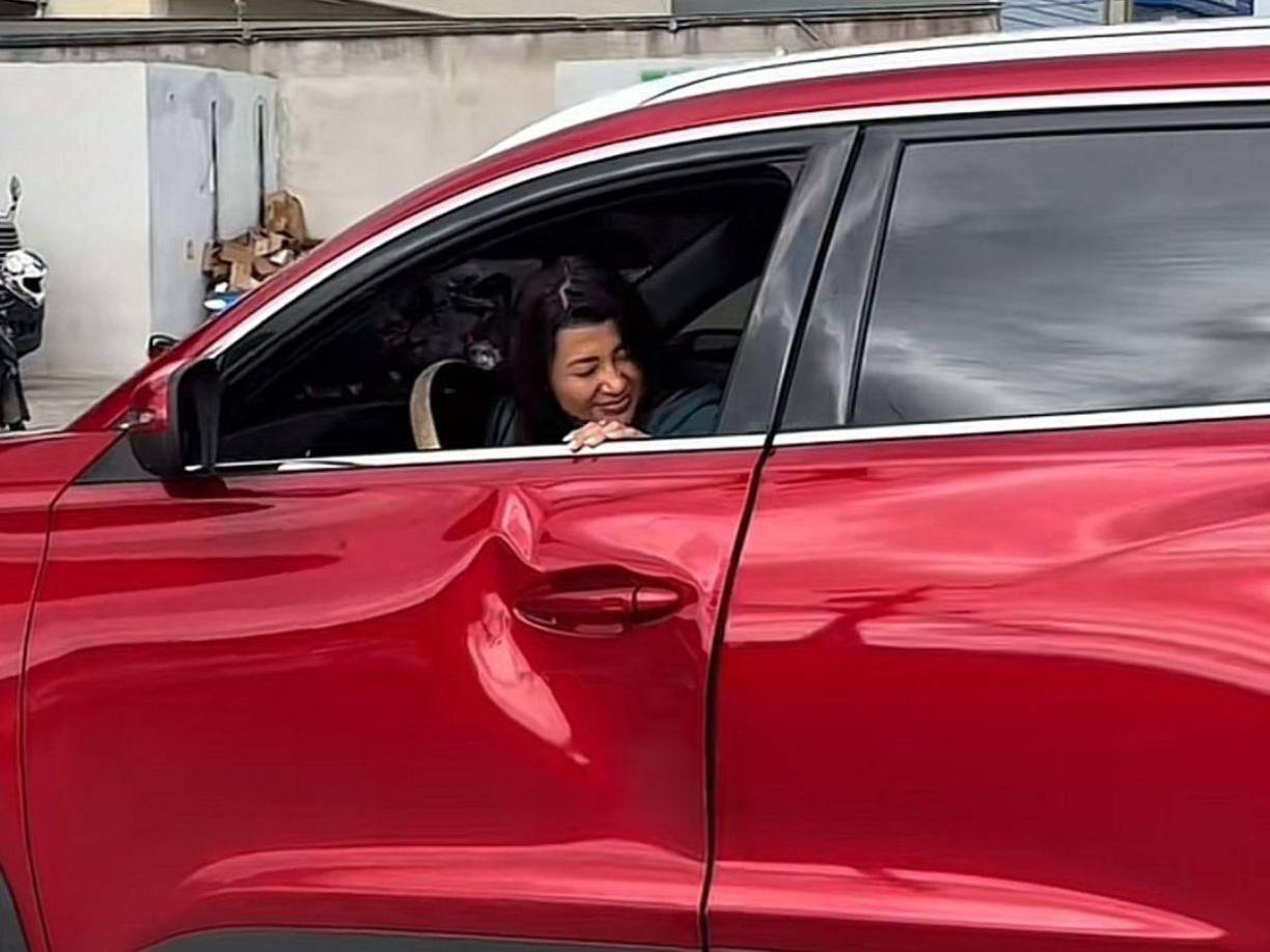 Los rumores iniciaron luego de que la presentadora de “Que viva la vida” mediante un video fue captada en su carro, pero lo que llamó la atención de los internautas es como luce la puerta del automóvil. 