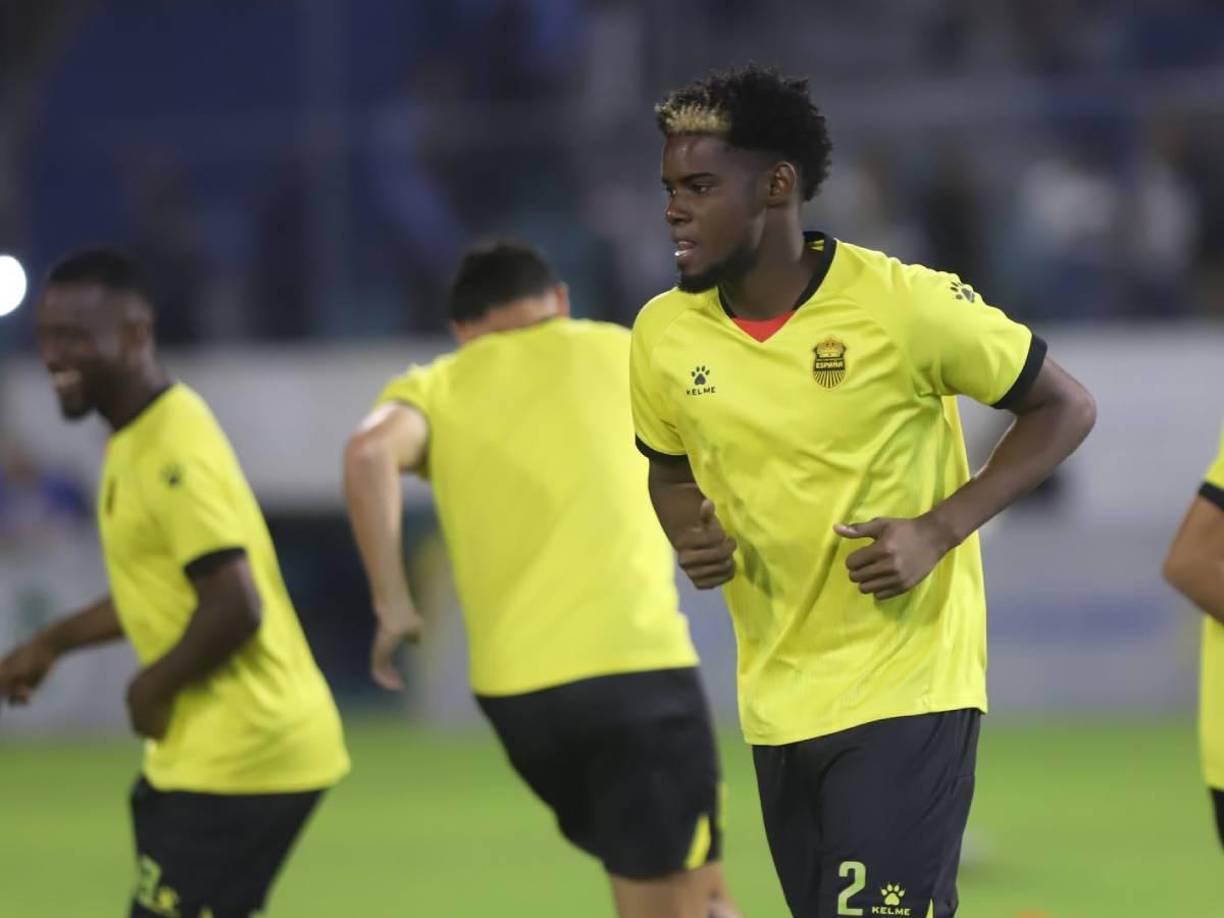 El sorpresivo look del lateral Maylor Núñez del Real España.