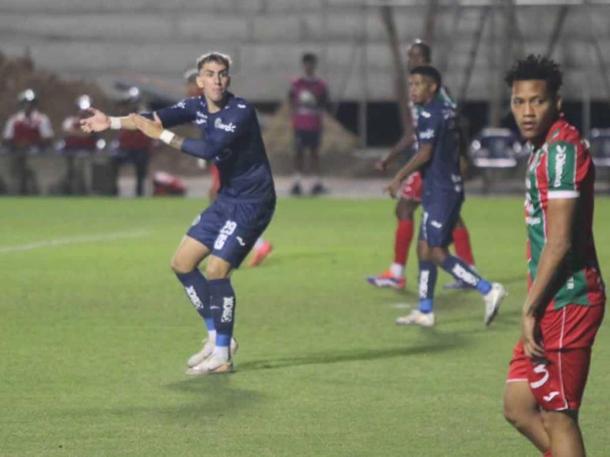 Rodrigo Auzmendi reclamando mano de Allans Vargas en el área de Marathón. El árbitro no pitó nada.