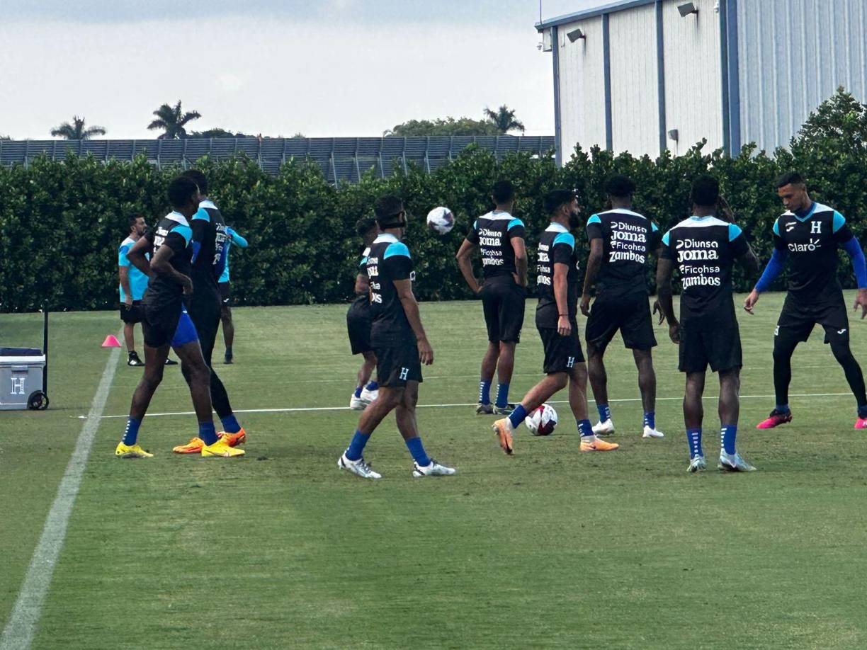 Edwin Rodríguez sufrió un golpe entrenando con el Olimpia y por precaución entrena con dicha máscara.