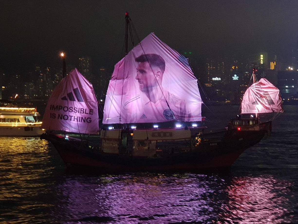 Un bote de Hong Kong con la imagen de Messi.
