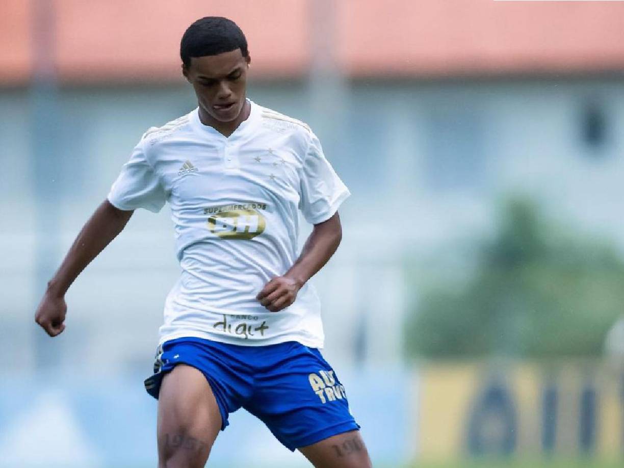 El joven futbolista, conocido por ser el hijo de Ronaldinho, intentó emular los pasos de su padre por el FC Barcelona, pero no tuvo la misma suerte.