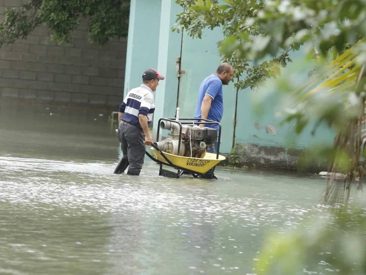La inundación llega hasta las zonas con destino a los camerinos, detrás de los arcos. El desnivel del terreno es muy evidente.