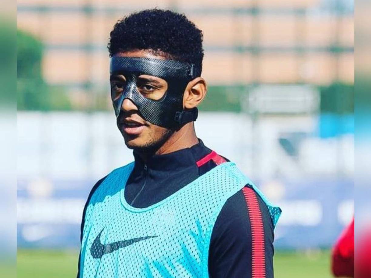 Choco Lozano marcó un total de cuatro goles con el Barcelona B. En su etapa con el cuadro culé, tuvo que usar una máscara tras sufrir una lesión.