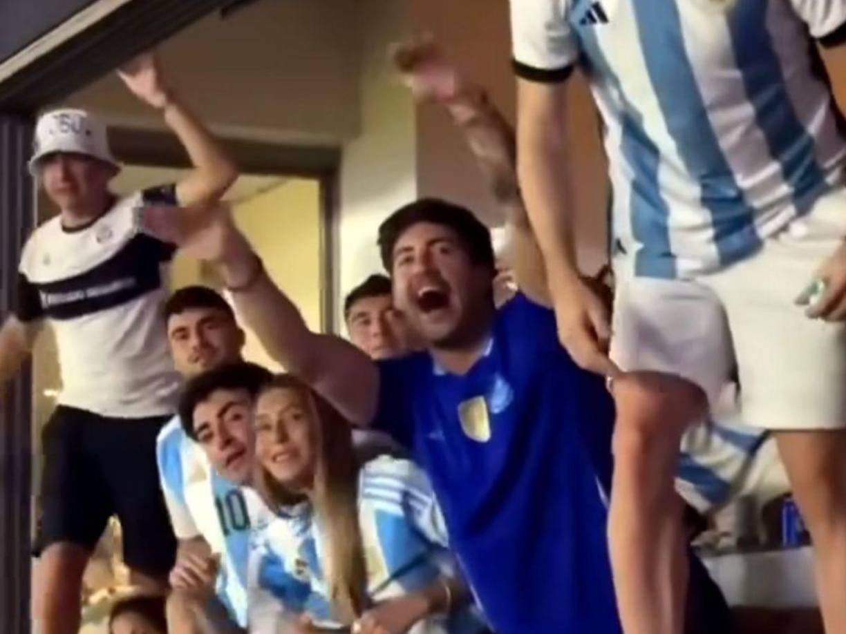 A gritos, con un rostro de enojo y con movimientos de los brazos dirigiéndose a algunos admiradores del deporte que se encontraba a metros de distancia inició la pelea; por su parte, las personas con la playera blanco con azul tenían cara de felicidad y parecían disfrutar de este breve encuentro.