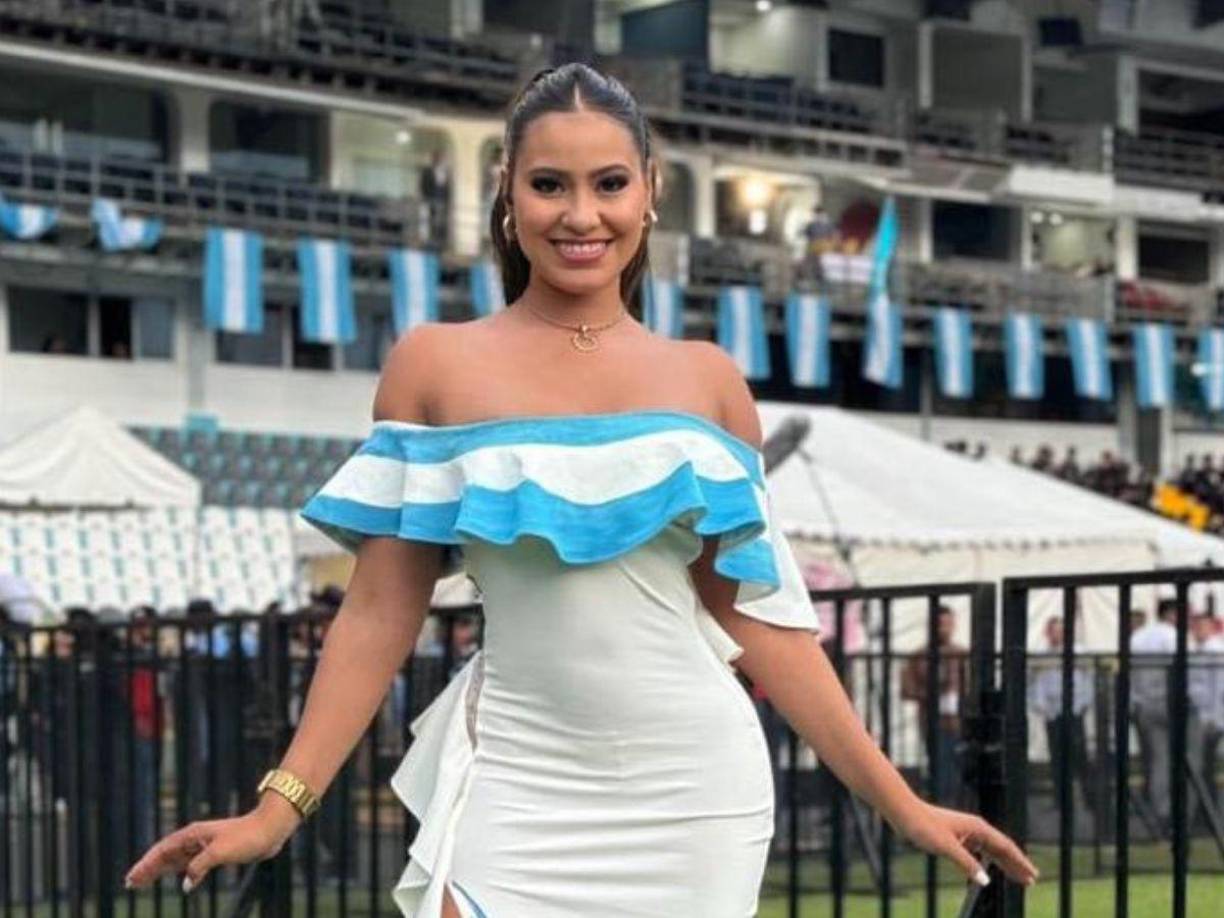 ”Con los colores de nuesta Bandera Nacional”, explicó sobre los detalles de la parte superior.