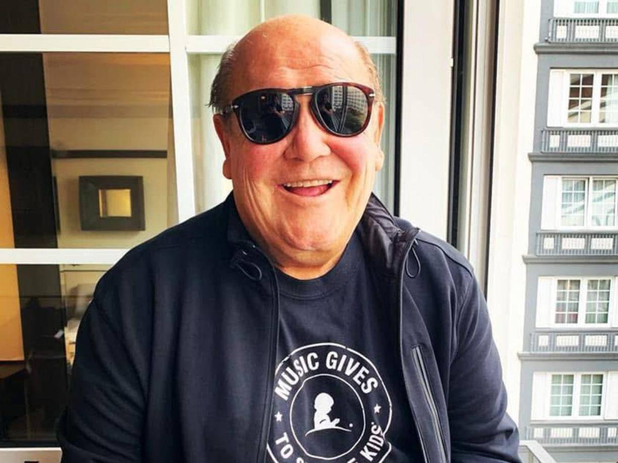 Leo Dan, nacido Leopoldo Dante Tévez el 22 de marzo de 1942 en Estación Atamisqui, Santiago del Estero, Argentina, fue un cantante, compositor y actor destacado en la música latinoamericana. A lo largo de su carrera, que abarcó más de seis décadas, produjo más de 70 álbumes en diversos países, como Argentina, Perú, Chile, Colombia, España y México.