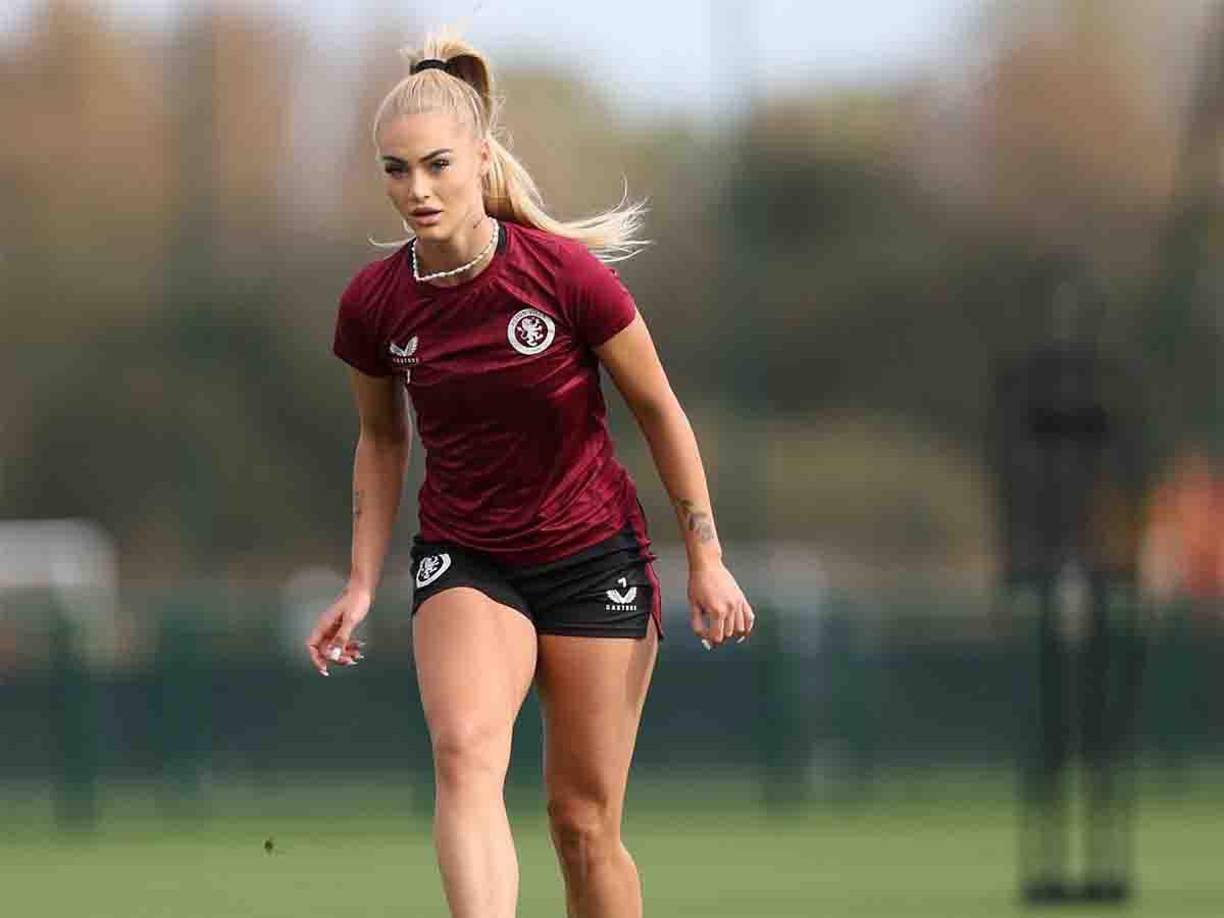 La jugadora de 24 años de edad forma parte del Aston Villa y de la selección femenina de Suiza. 