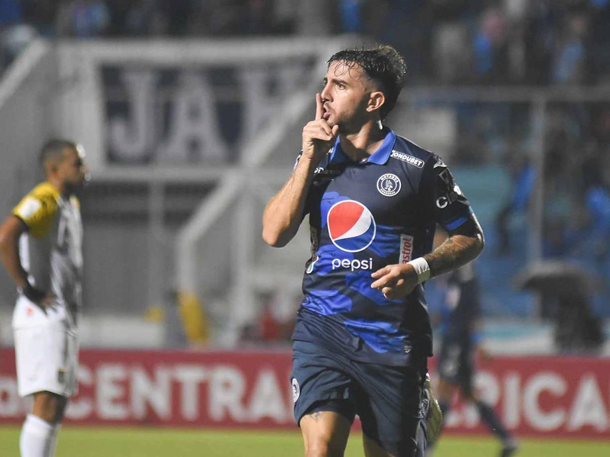 Auzmendi celebró de varias maneras su gol: Primero mandó a callar a todos aquellos que han puesto en duda su capacidad. 