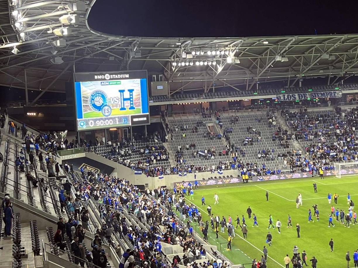 La Selección de Honduras terminó ganando 1-0 a El Salvador y algunos aficionados se quedaron tras el pitazo final del partido.