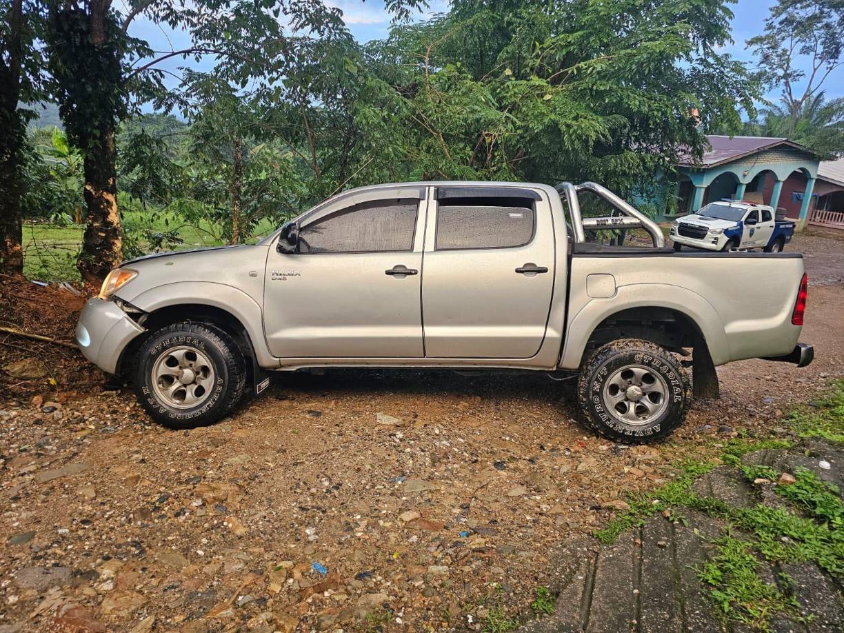 Este pickup con reporte de robo fue asegurado por las autoridades.