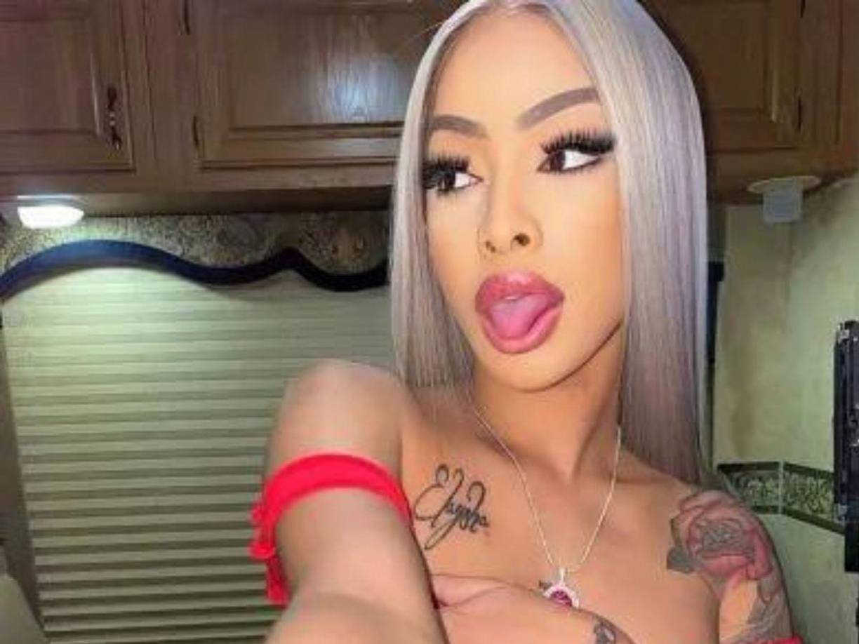 “Así mismo gente, un makeup no makeup para el parto de Yailin”, explicó, refiriéndose a la técnica “no makeup” que usan las maquillistas para hacer parecer que sus clientas no están usando casi maquillaje mientras cubren imperfecciones.