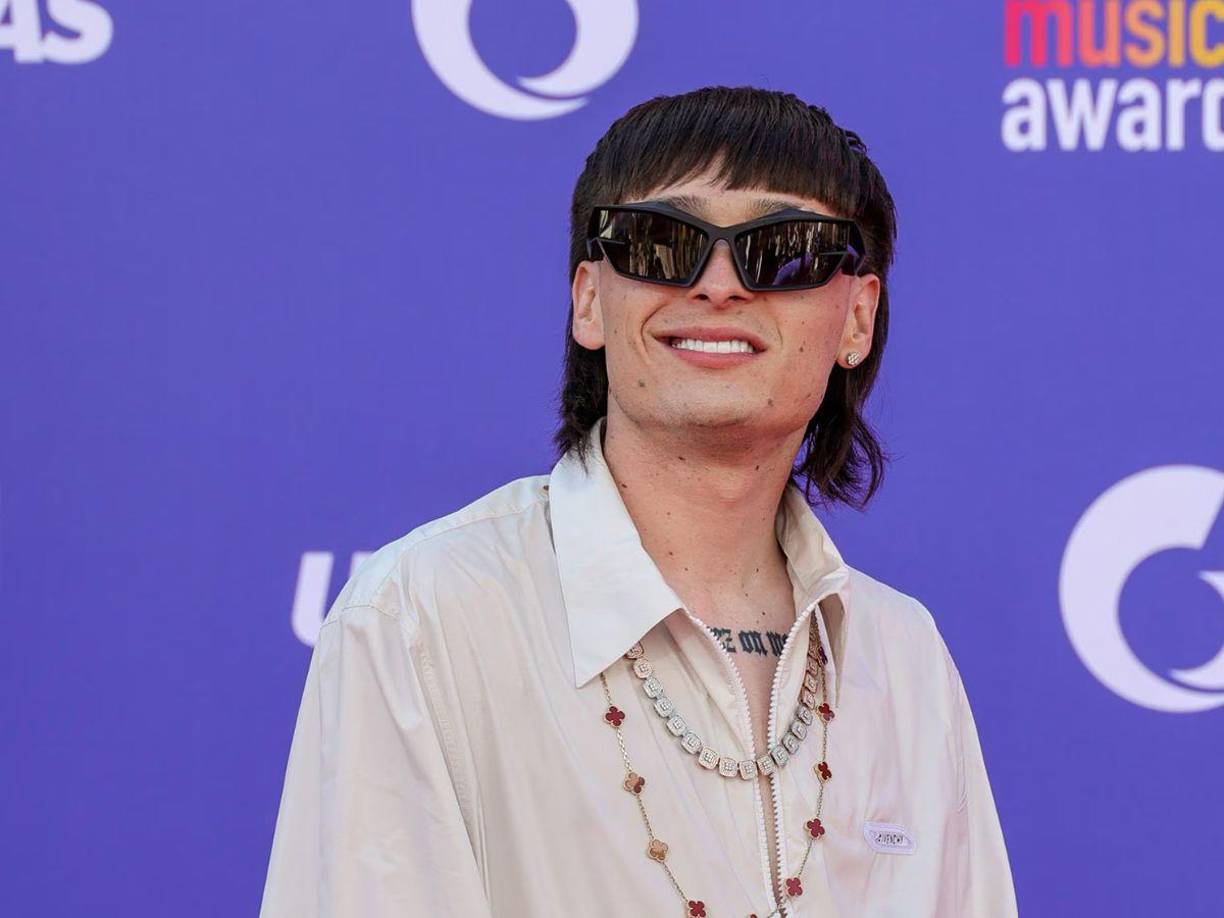 “Esto va para ti, Peso Pluma. Abstente de presentarte el día 14 de octubre porque será tu última presentación por irrespetuoso y lengua suelta, te presentas y te vamos a partir tu madr*”, reza la manta firmada con las siglas CJNG, haciendo referencia a la organización liderada por Nemesio Oseguera Cervantes, alias “El Mencho”.