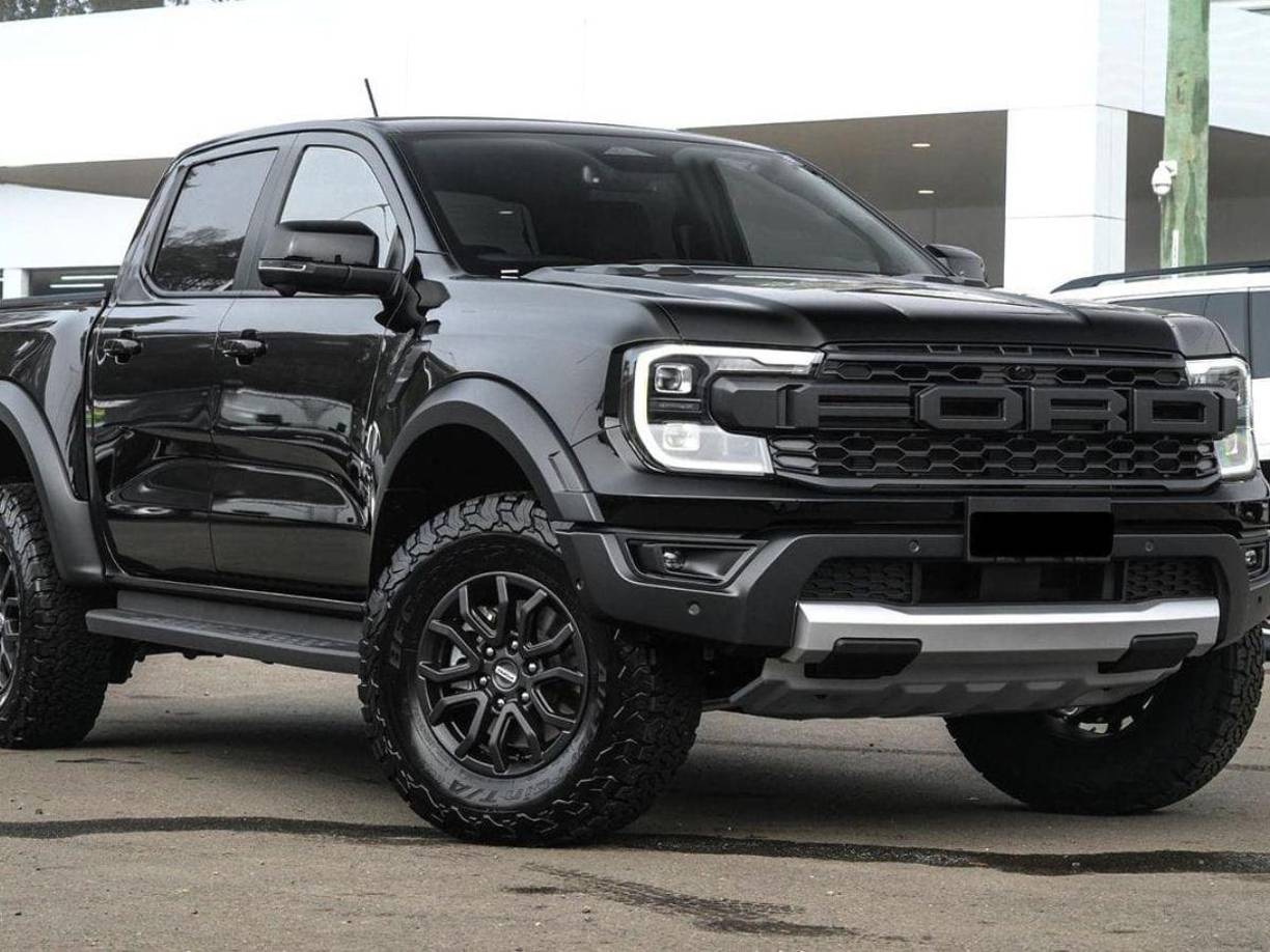  Diseñada para un rendimiento extremo en terrenos difíciles, esta versión se enfoca en la potencia, con un motor cuatro cilindros diésel que ofrece más de 350 caballos de fuerza y un torque notable, lo que le permite enfrentar terrenos exigentes con facilidad.