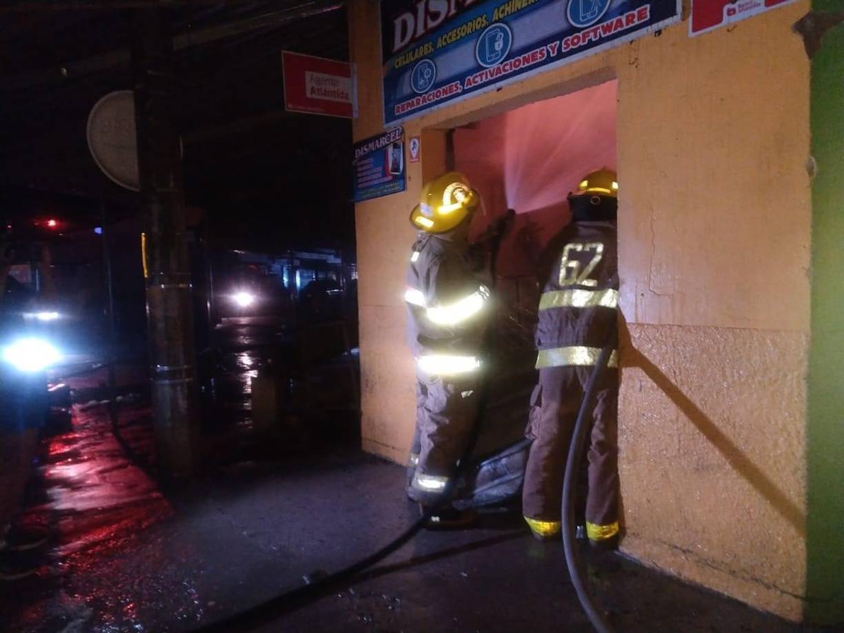 El siniestro consumió al menos cinco negocios. 