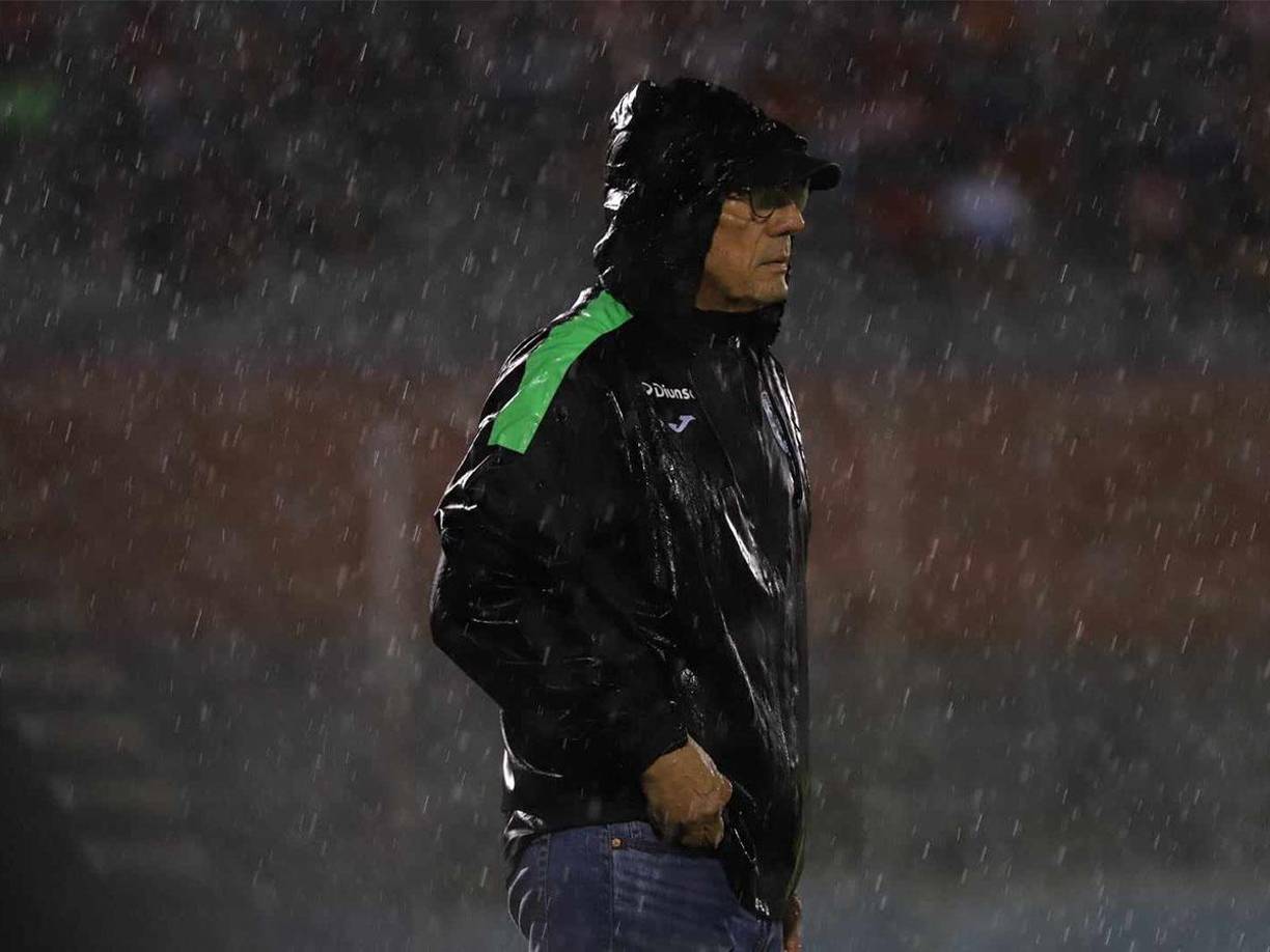 Salomón Nazar se protegió de la lluvia. 