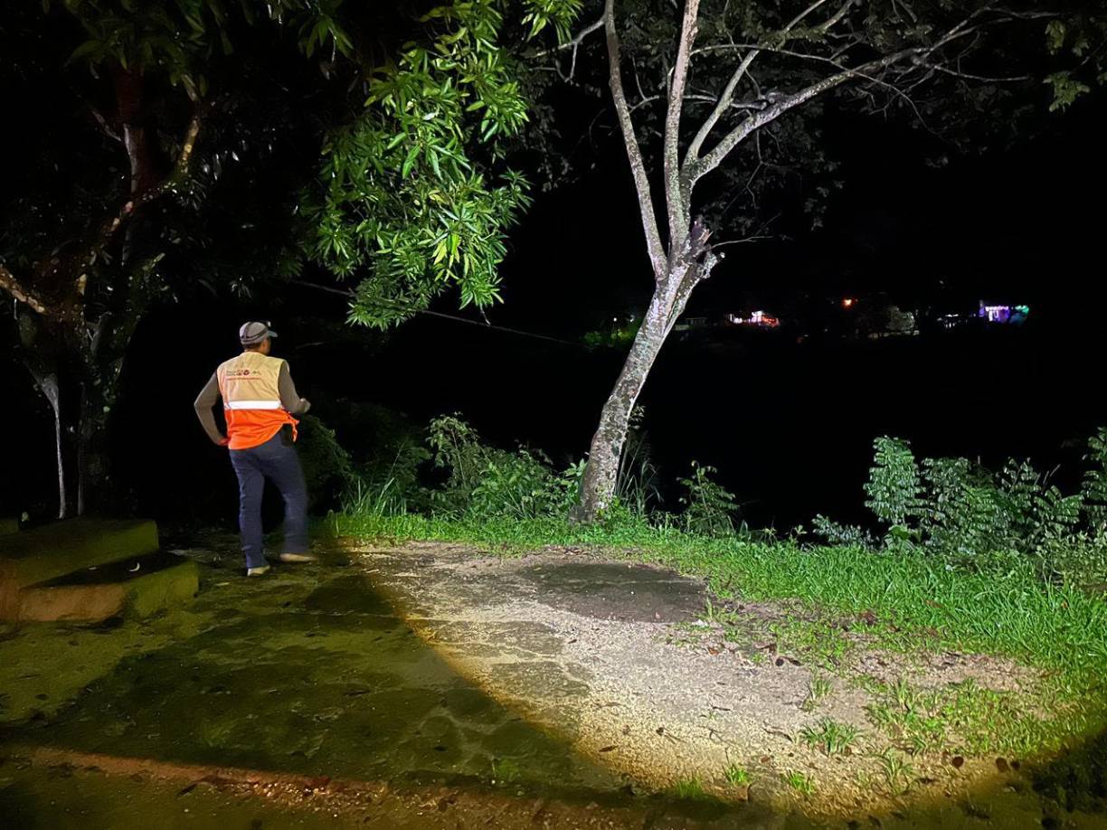 Las personas enfermas son sacadas en canastas y helicópteros por parte del personal del Codem, Fuerza Aérea y Copeco.