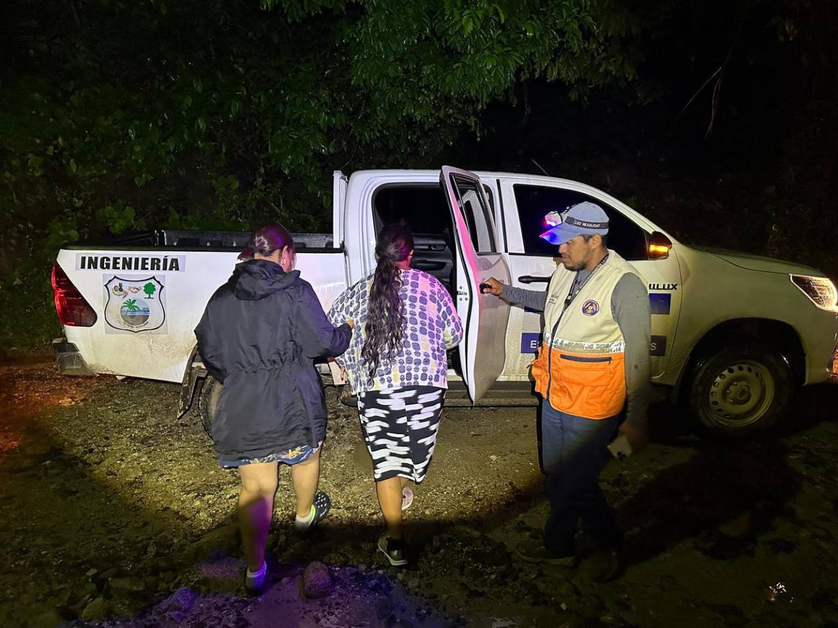 Algunos de los pacientes fueron trasladados en primera instancia en una garrucha para poder cruzar el río Viejo y luego en vehículos del Comité de Emergencia Municipal (Codem). Personal del Codem ha estado trabajando en el traslado de personas enfermas hacia La Ceiba. 