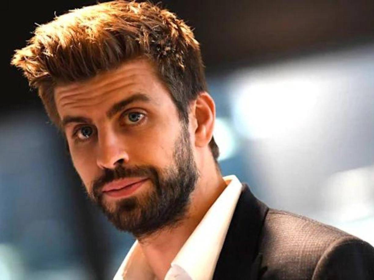 En la transmisión, el influencer Ibai Llanos resaltó el gran estilo que tiene el exfutbolista por lo que le pidió que modelara frente a las cámaras su look.