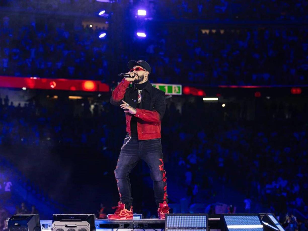 “Estoy un poco enfermo, necesito ayuda”, dijo Anuel AA durante el concierto pidiendo a los asistentes que cantaran con él en masa (cosa que no ocurrió). Al parecer, en un momento de la actuación hubo un fallo de sonido y dejó de escucharse al cantante con autotune. Su voz limpia de efectos sonaba muy tocada y descontrolada.