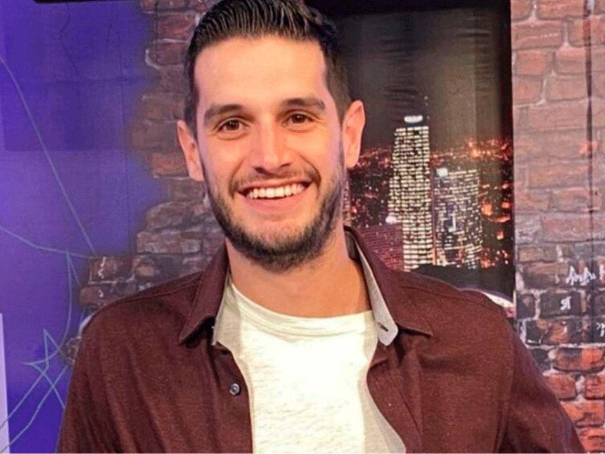  Su carisma y estilo único lo han llevado a convertirse en una figura prominente en la televisión y las redes sociales. Desde joven, mostró interés por el entretenimiento y la comunicación, lo que lo llevó a estudiar Ciencias de la Comunicación en la Universidad Autónoma de Nuevo León.