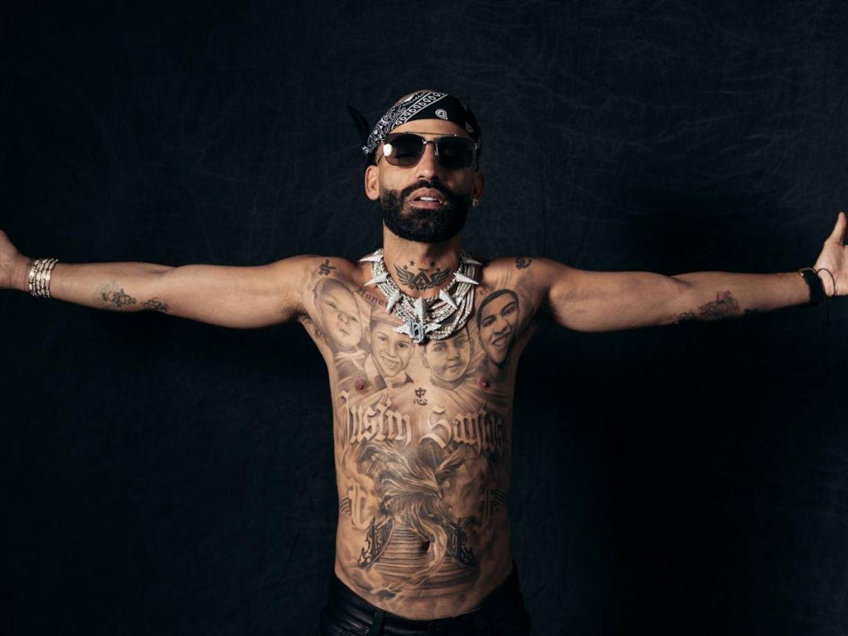 “¡Paga pensión, cabrón! Sé buen padre antes de querer ser bandido. ‘Ranuel Sapotoro’, ser atento y responsable con tus hijos, eso sí te hace real hasta la muerte, analfabeta, hijo de puta”, escribió Arcángel.