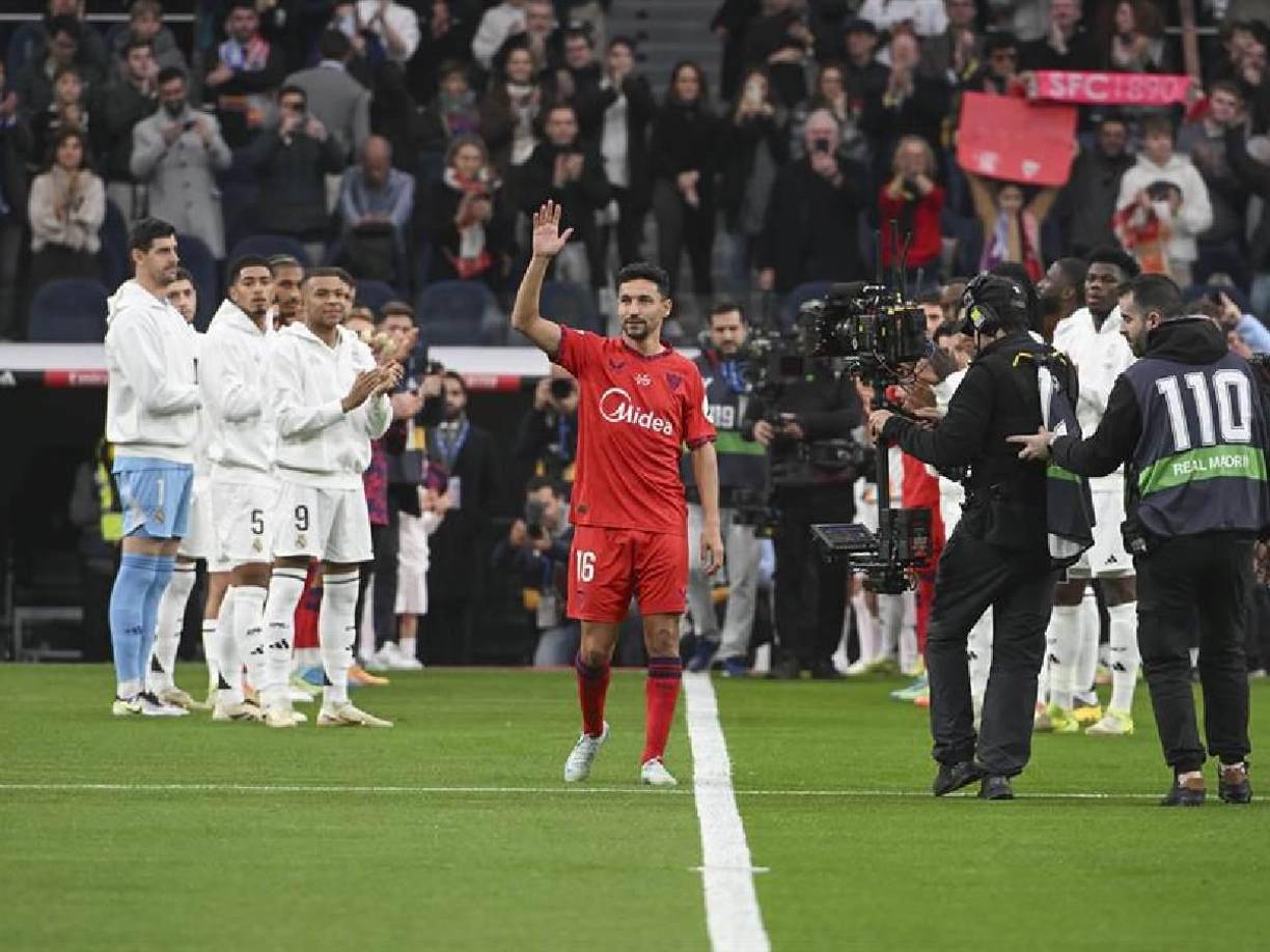 Asimismo, los jugadores de Real Madrid y Sevilla homenajearon a Jesús Navas, en su último partido como futbolista profesional, haciéndole pasillo al futbolista andaluz antes de disputar sus últimos minutos como profesional.
