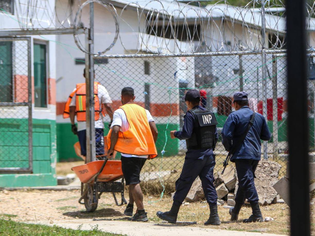 Entre los talleres se destacan actividades de construcción, manualidades, arte y limpieza. Los privados son identificados con chalecos anaranjados.