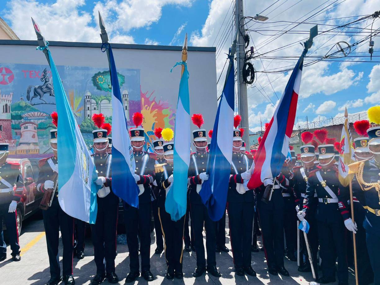 La Academia Nacional de Policía se hizo presente en los 202 años de Independencia patria.