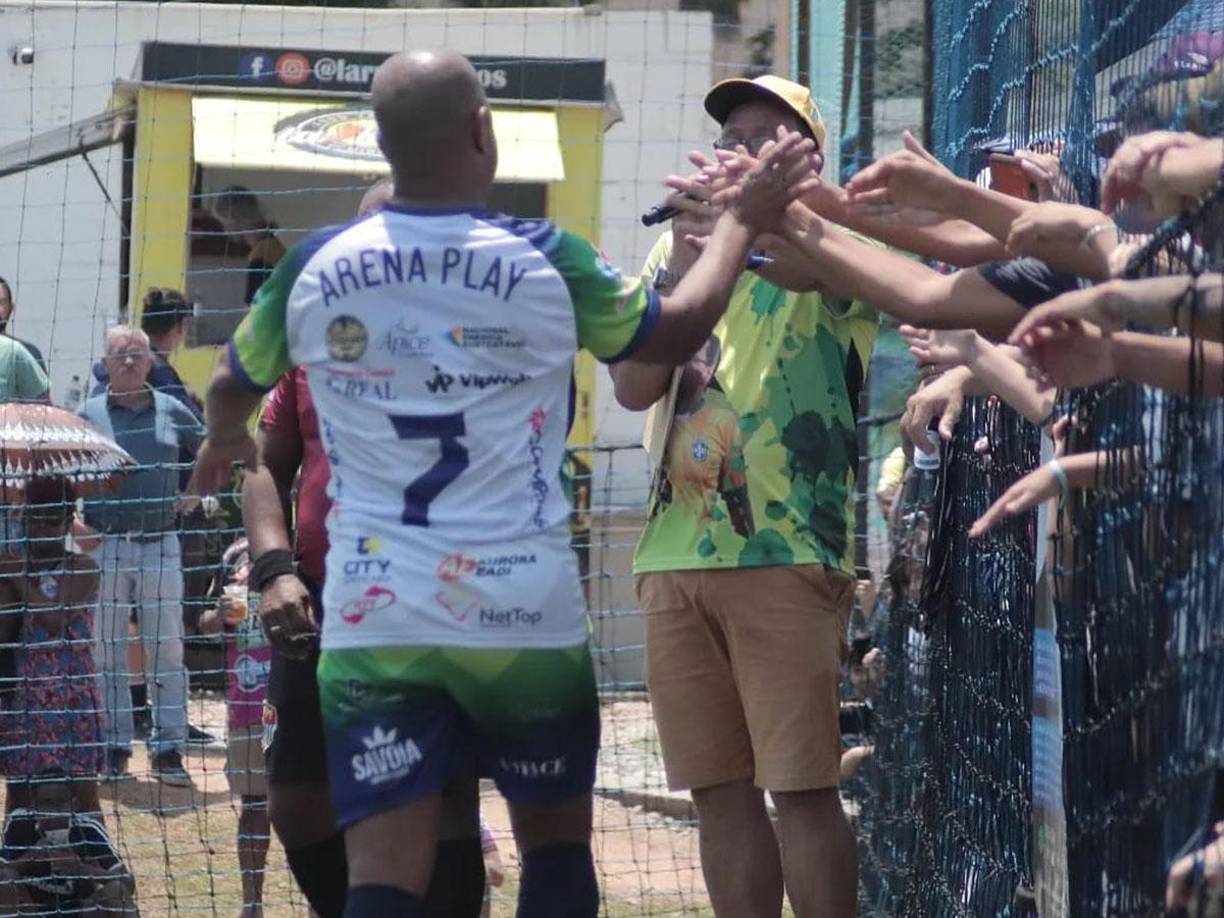 La Policía del estado de São Paulo informó en rueda de prensa junto al exjugador que cinco personas fueron detenidas acusadas de extorsión mediante secuestro y que Carioca transfirió alrededor de 40.000 reales (unos 8.000 dólares) a las cuentas de los secuestradores.