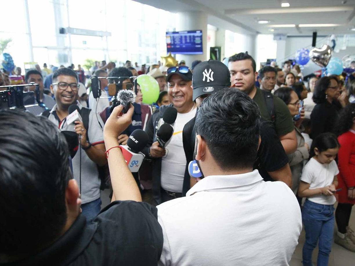 Animado por el cariño de la afición, Luis Palma arribó este martes al país para unirse a la concentración de la selección de Honduras previo a los duelos por cuartos de final de la Nations League ante México.
