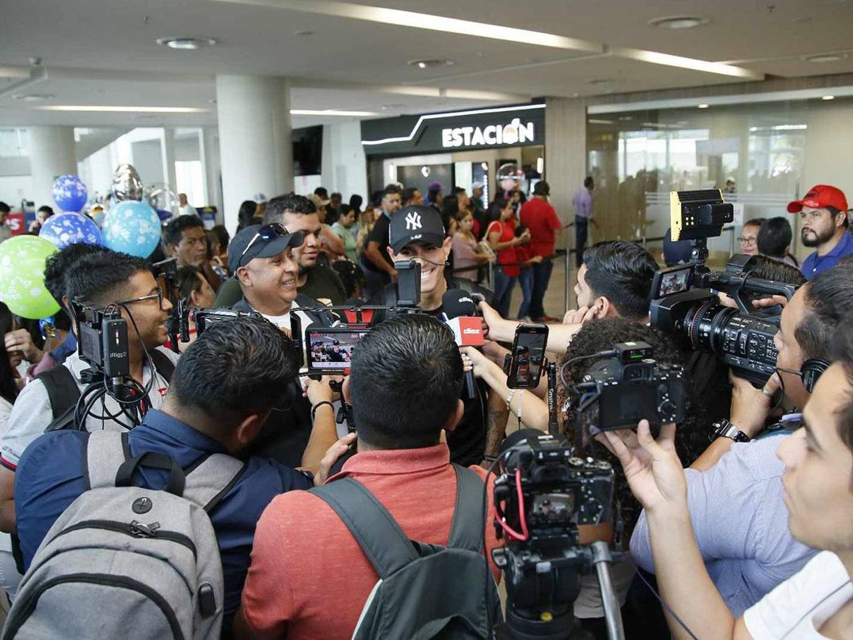 “Muy alegres por estar nuevamente y ahora en modo selección y pensar en México”, fueron las primeras palabras del legionario catracho tras su llegada al país.