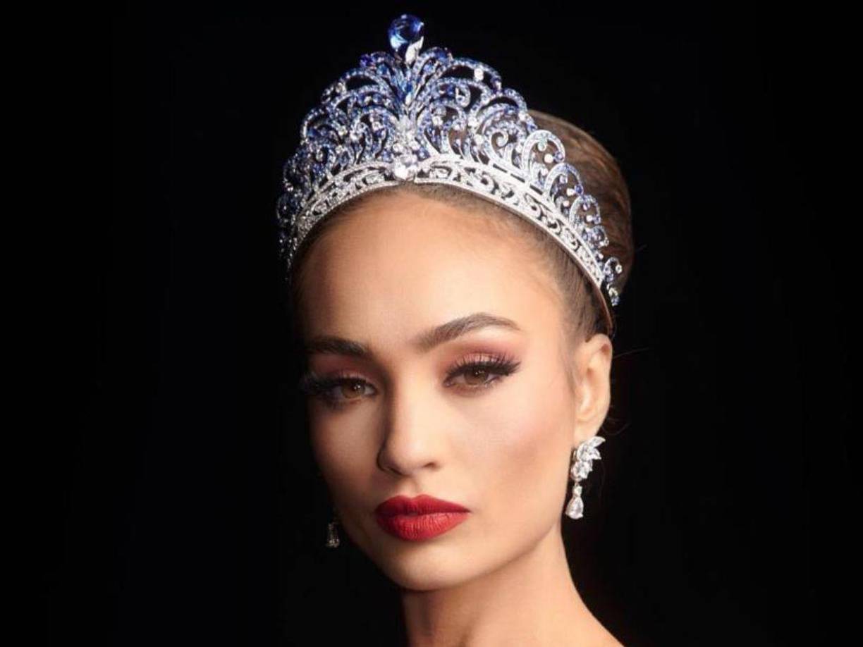 Muchos aprueban su elección como la nueva soberana del universo, mientras otros han arremetido el que se haya alzado con la corona.