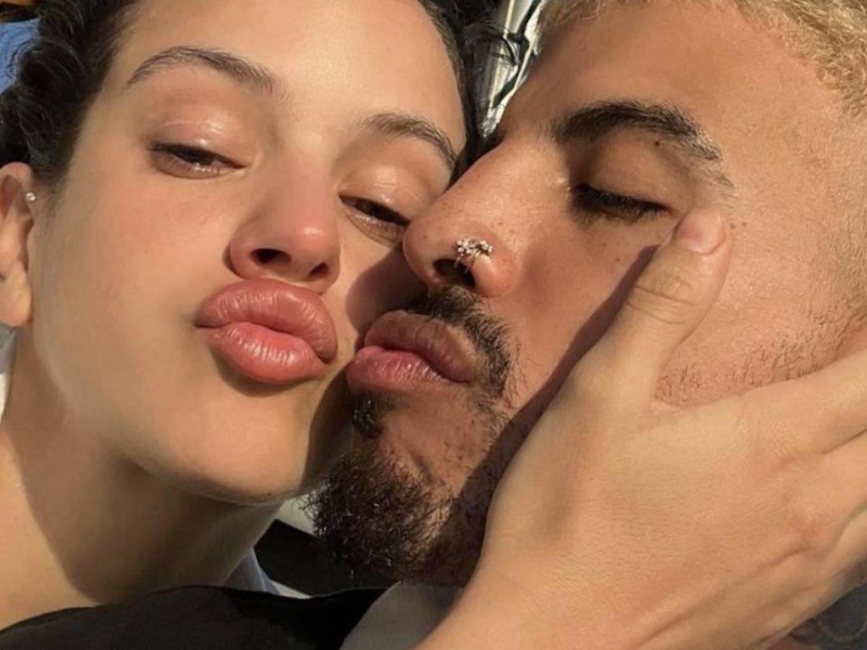 Durante la charla no tardó en surgir el tema de su boda con Rauw. “Tengo entendido que os casaís”, comentó Pablo, a lo que Rosalía respondió entre risas: “Eso parece, parece que va haber boda”. La cantante explicó que antes de dedicarse de lleno a los preparativos debe cumplir con sus compromisos. “De momento tengo que terminar la gira y ya luego para la vuelta”, comentó. La española tiene en puerta una serie de conciertos en Grecia, Italia, España, Bélgica y Francia.