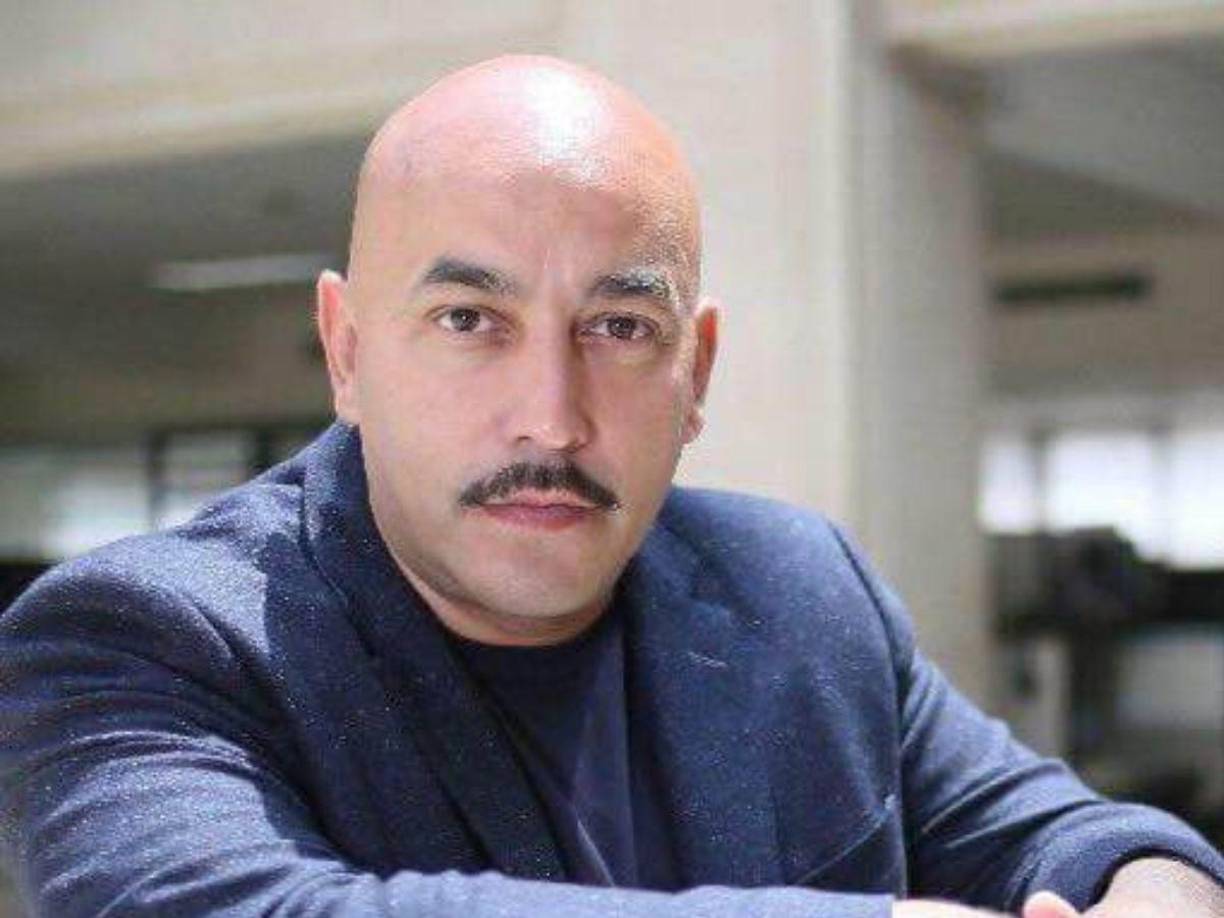 “A toda la gente de Telemundo, a los ejecutivos, les recomiendo que le paren al pinche pedo porque luego salgo yo con las pruebas y no van a hallar qué hacer. Así que mejor hay que frenarle. Hay que pararle. Hay que seguir siendo amigos. Hay que seguir buscando trabajar juntos porque nos conviene a las dos partes”, dijo Lupillo.