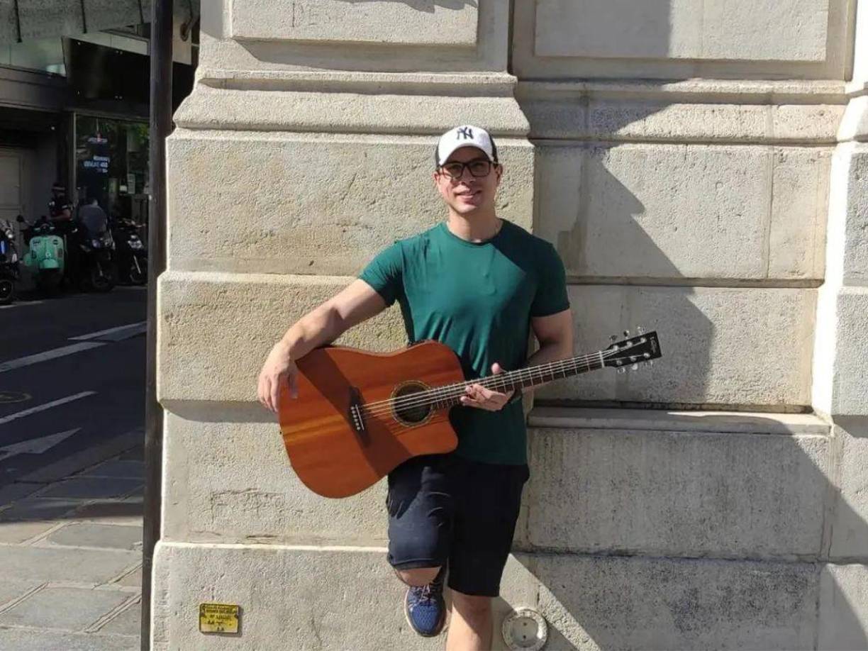 El artista, además de dedicarse a la música, también era arquitecto. Sus amigos le han rendido un sentido tributo en redes tras conocerse su partida.