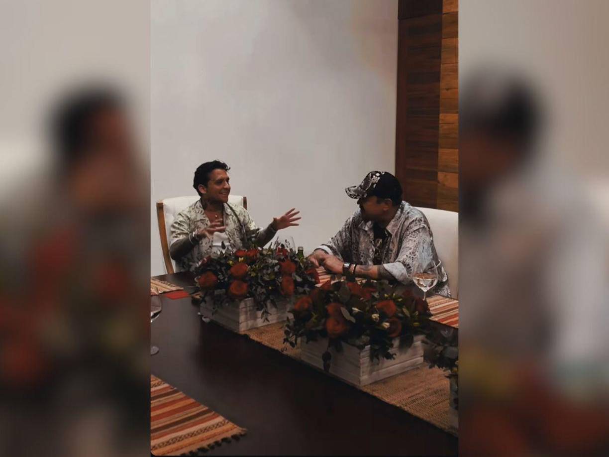 En otro video se observa a los dos cantantes platicando. 