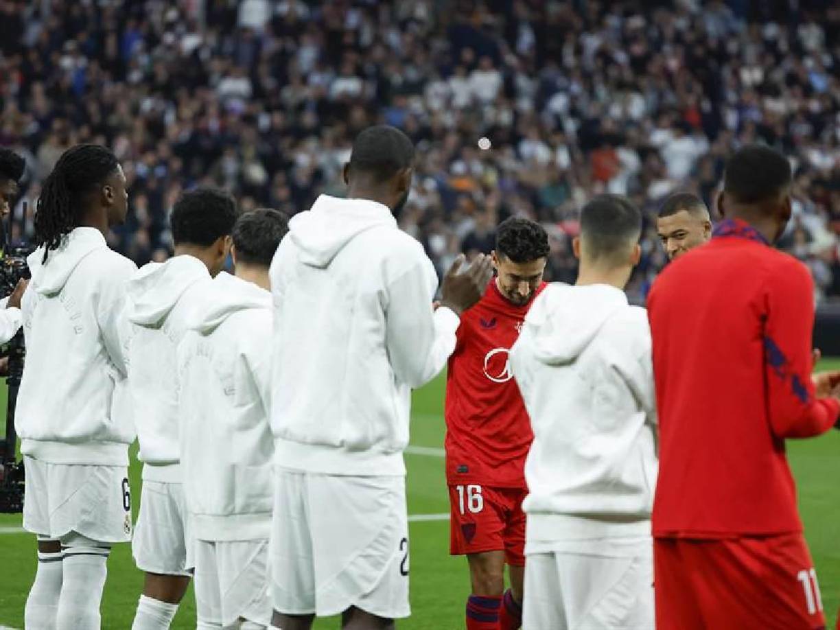 Tras esto, los jugadores de ambos equipos aplaudieron a Jesús Navas, quien saltó al terreno de juego ante una gran ovación por parte del público que se dio cita en el Santiago Bernabéu y caminó hasta el centro del campo para agradecer el gesto de sus compañeros de profesión y aficionados.