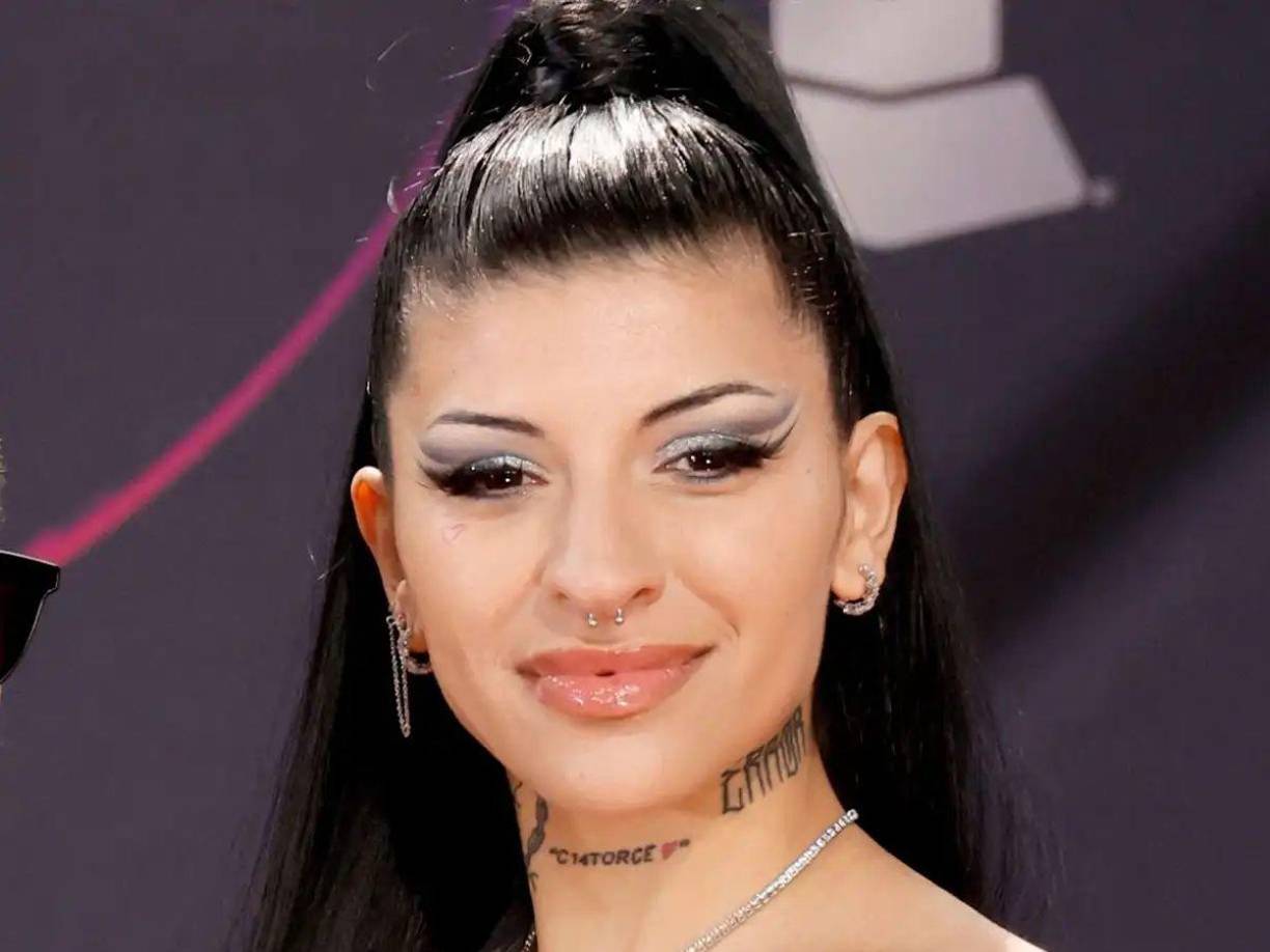 Al inicio del videoclip, Cazzu también haría referencia a una supuesta infidelidad y advertiría, según la letra, “también sé bien cómo portarme mal y sé bien qué hacer para hacerte llorar”.