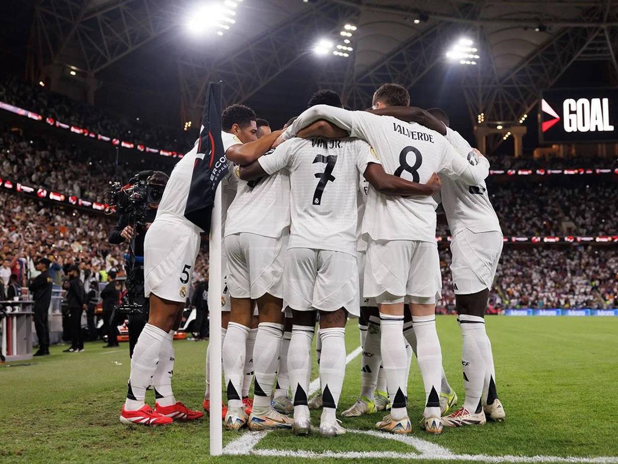 La celebración de los jugadores del Real Madrid tras el golazo de Kylian Mbappé.
