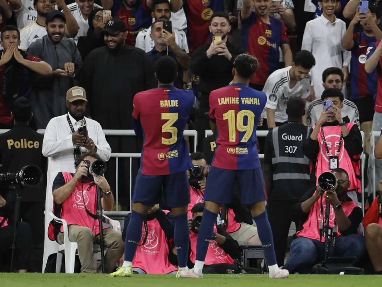 El festejo de Lamine Yamal y Alejandro Balde tras el golazo del 1-1 en la final de la Supercopa de España.